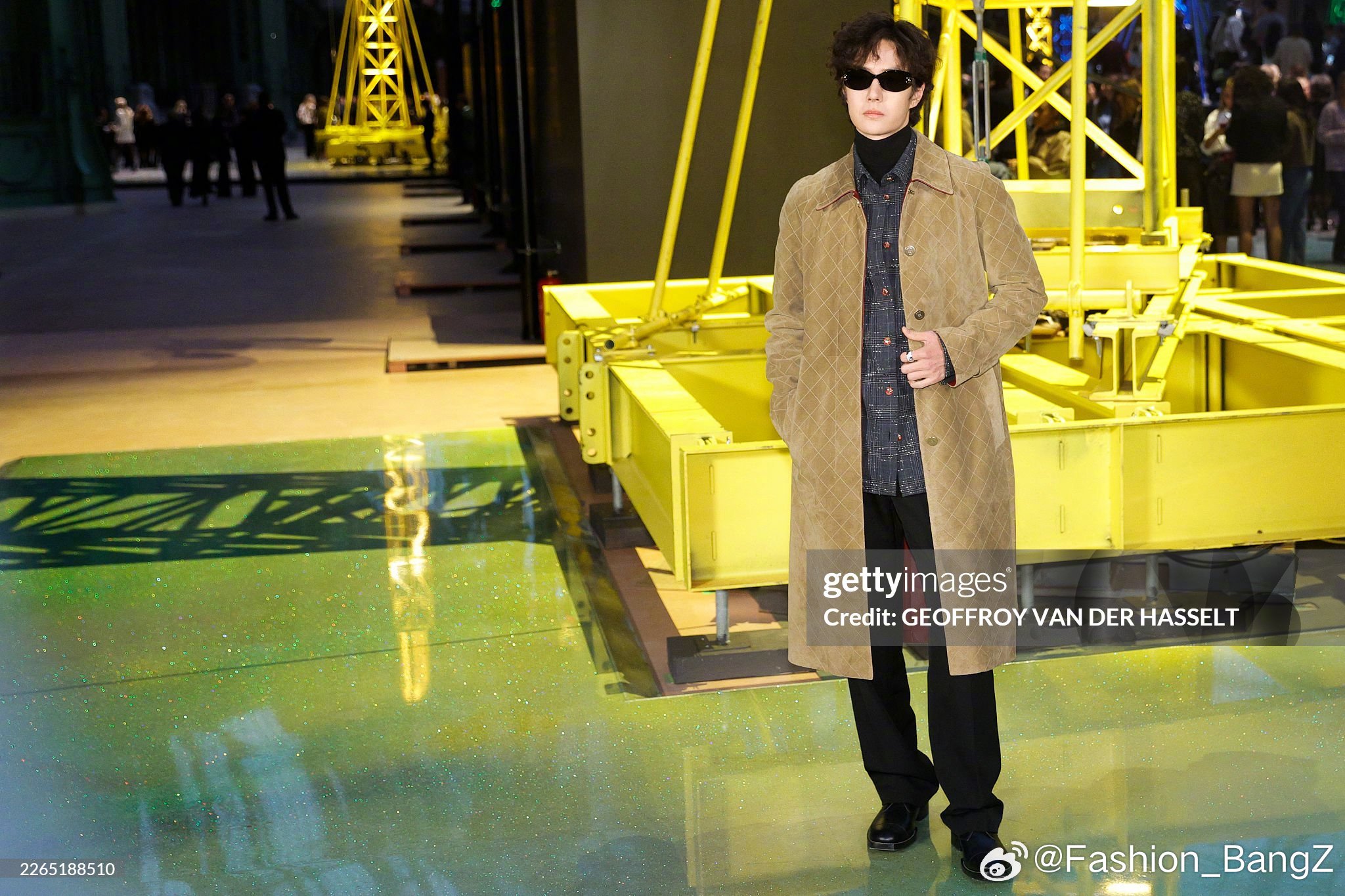 王一博现身香奈儿大秀 ，getty生图出炉。米色麂皮菱格纹大衣，温暖帅气～巴黎时