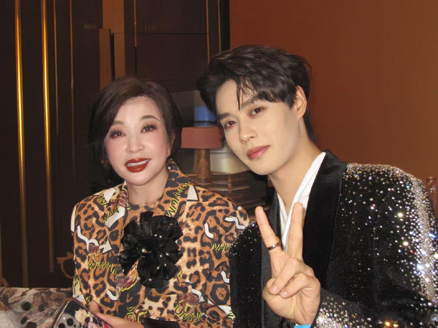 柯淳晒与刘晓庆合照 柯淳刘晓庆尖叫之夜合照 哇！ 柯淳晒与刘晓庆合照 