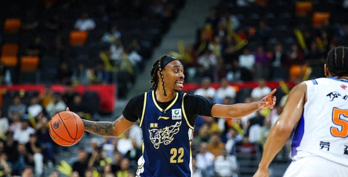 22分大胜不足喜，广东大胜之夜杜锋再收三大喜讯

这场比赛让人有点意外，广东男篮