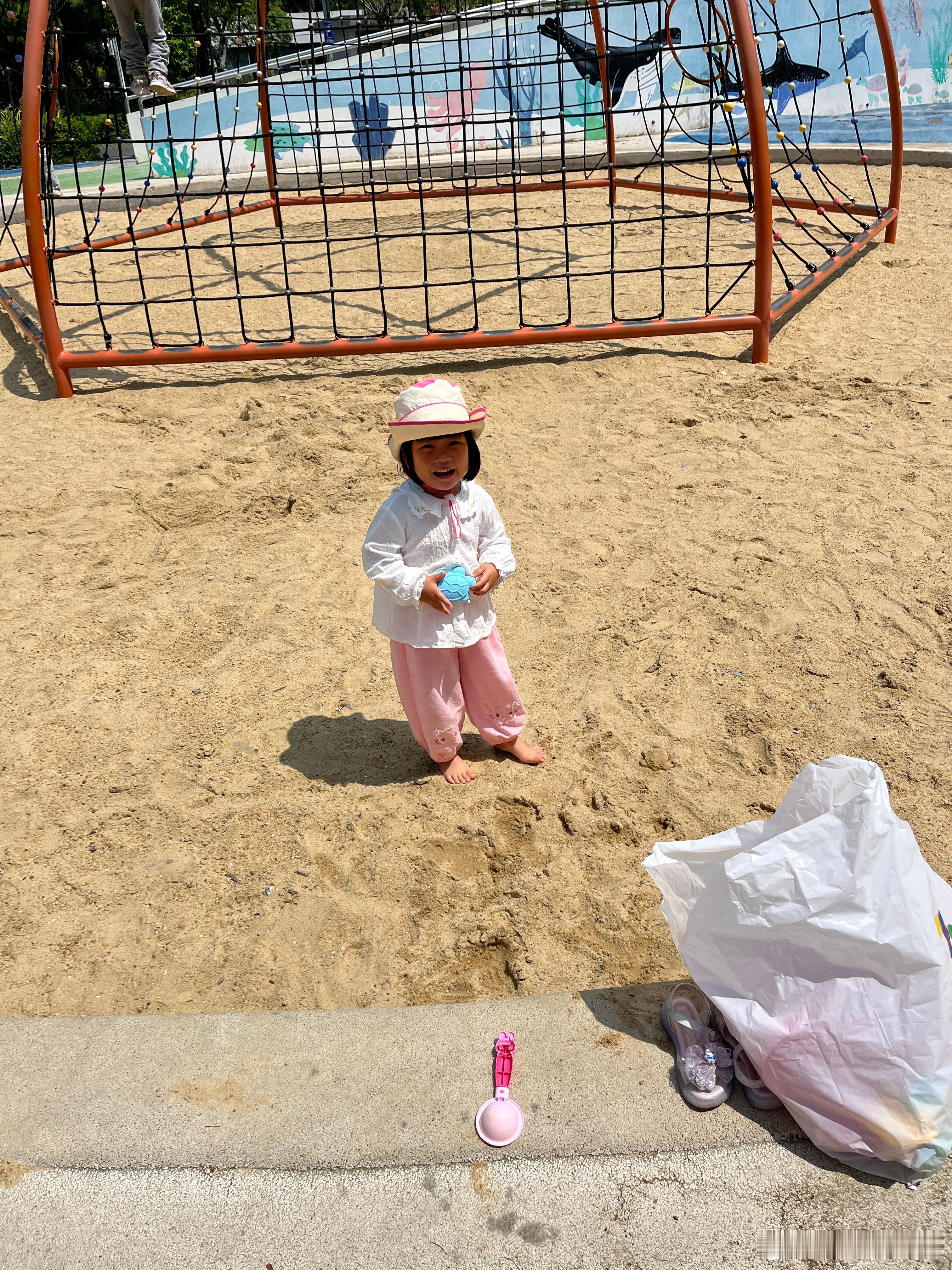 开启户外，今天出太阳了，怎么能不带娃出来晒太阳。婆婆叫我过去吃饭，我说柠宝感冒了