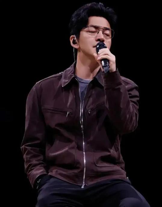 孟小蓓，清华女博士。嫁给了歌手李健，但她不上班，每天在家喝茶、浇花。2026年开