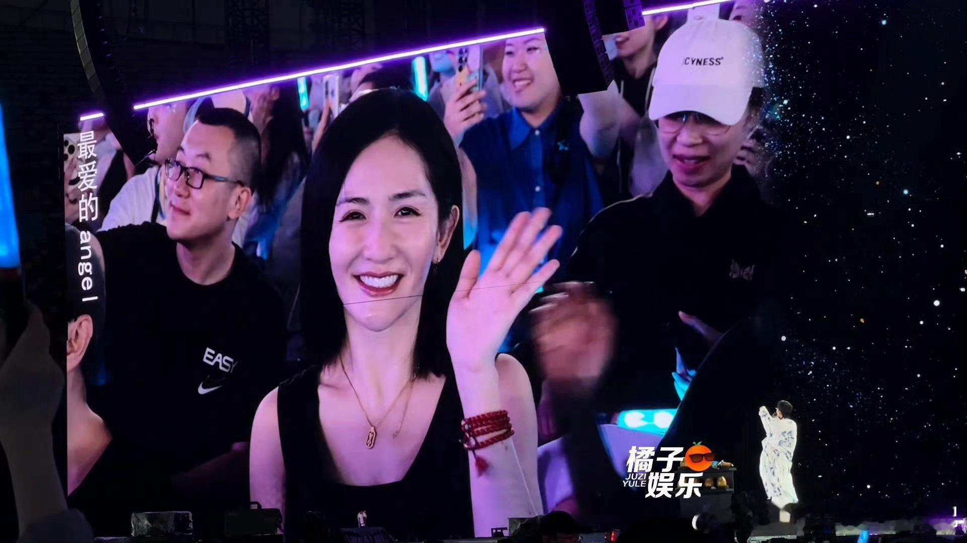 #张杰鸟巢演唱会谢娜全勤# 张杰在鸟巢开了8天演唱会，谢娜全勤，杰娜稳稳的幸福，