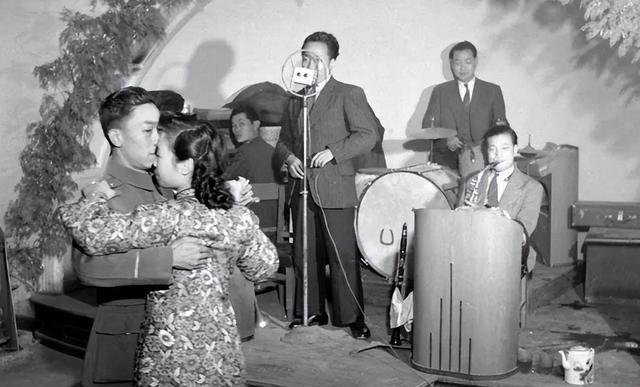 1938年，女特工爱上敌人，含泪给上线周恩来发密电：我想要嫁给他，1938年，王