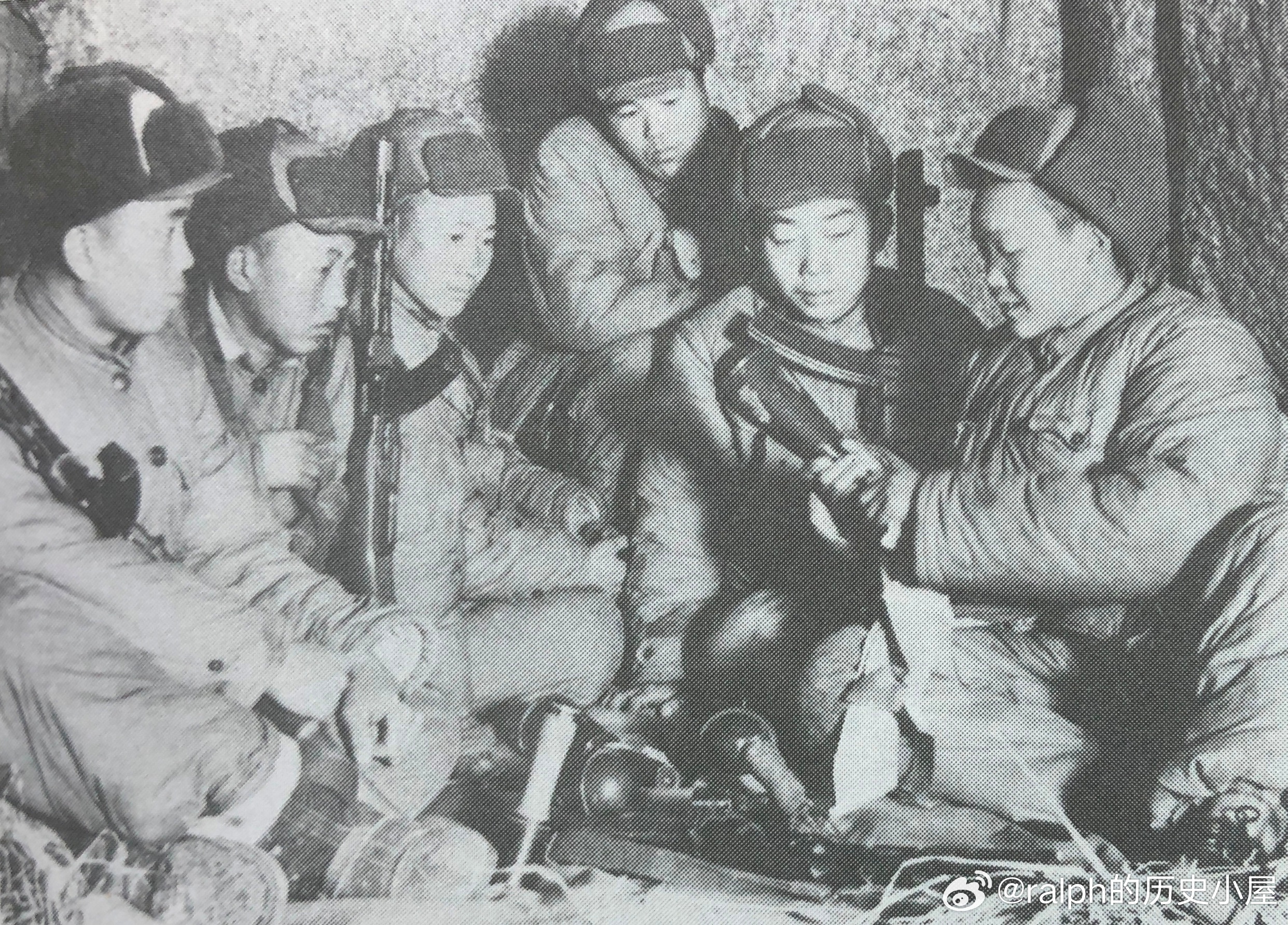 上甘岭战役中荣获二级战斗英雄的邓章德（右）向战友讲解手雷的用法军事历史全触达