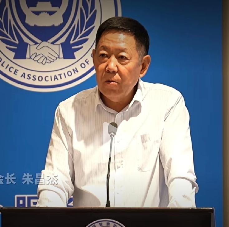 69岁被查，退休好几年了，可是还没彻底退休，还在发挥余热，在协会任职副会长，看着