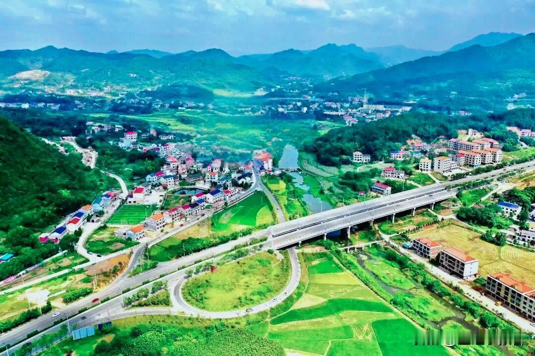 经济大镇在发展格局中的重要托底作用被越来越多的地区重视。
        根据报