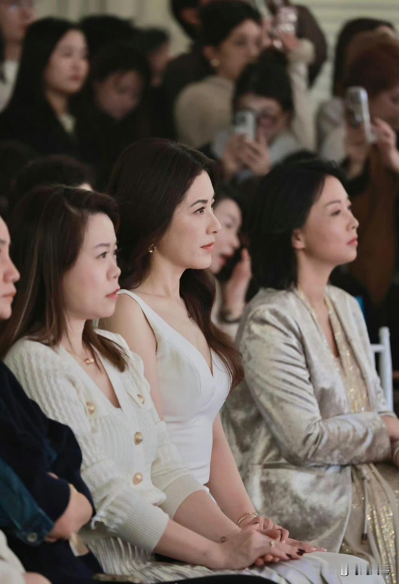 曾黎侧颜好美，五官立体柔美。安静的端坐在观众席上，淑女范满满！曾黎