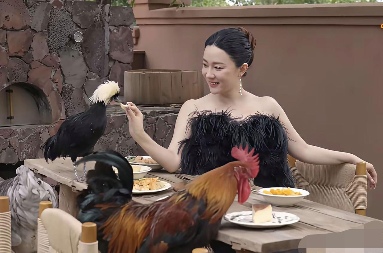 霍思燕如今的状态，完全是妥妥的贵妇模样。不需要靠拍戏赚钱养家，光是享受生活就足够