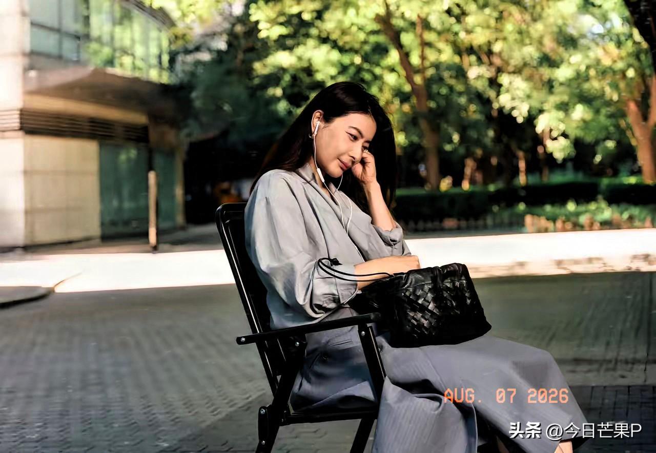 郭晶晶，高调发文！
​8月7日上午，郭晶晶难得更新社交动态，并高调晒出几张近照，