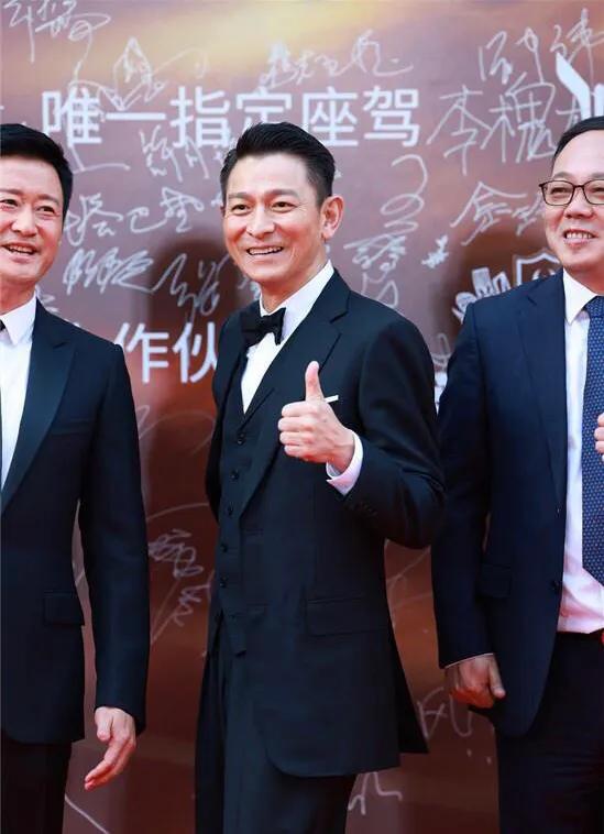 刘德华天生就适合穿西装！只要穿上西装，无论颜值还是气场，确实无人能及！