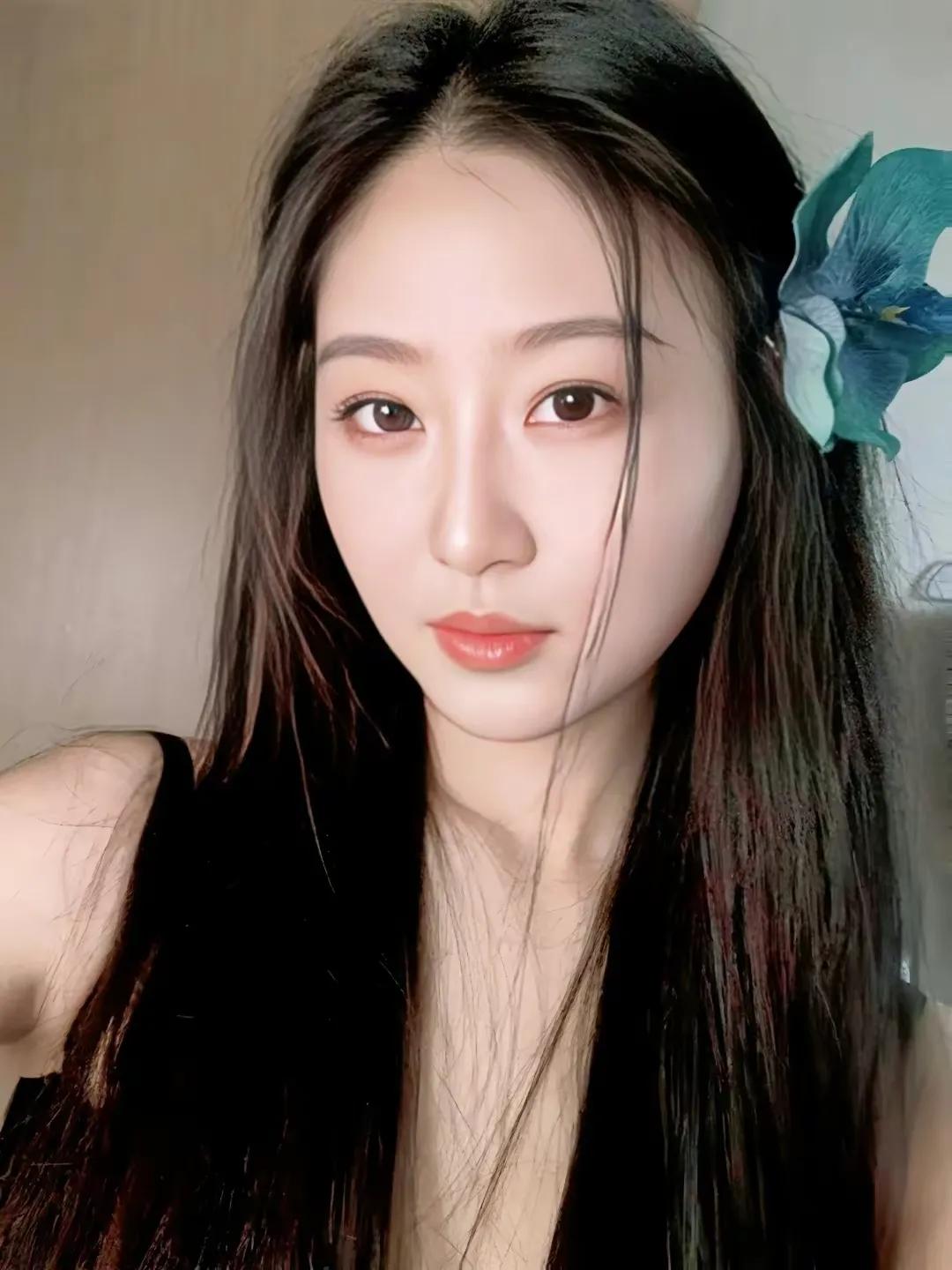 超美的气质美女，各种日常生活照展示，各种时装展示。