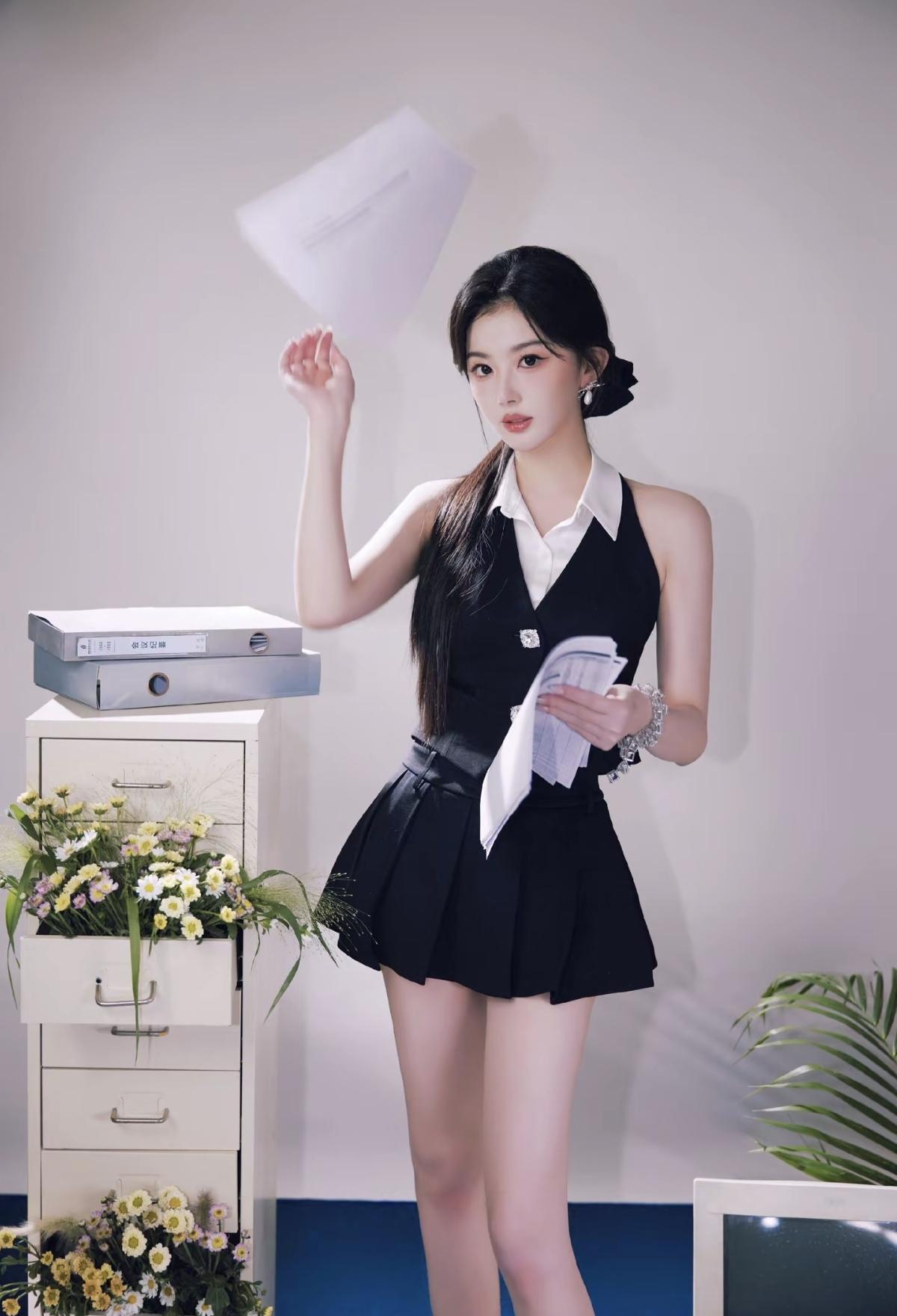  舞台上高马尾甩出发浪，公主裙配大蝴蝶结，头包脸比例自带精致buff，她的每一个