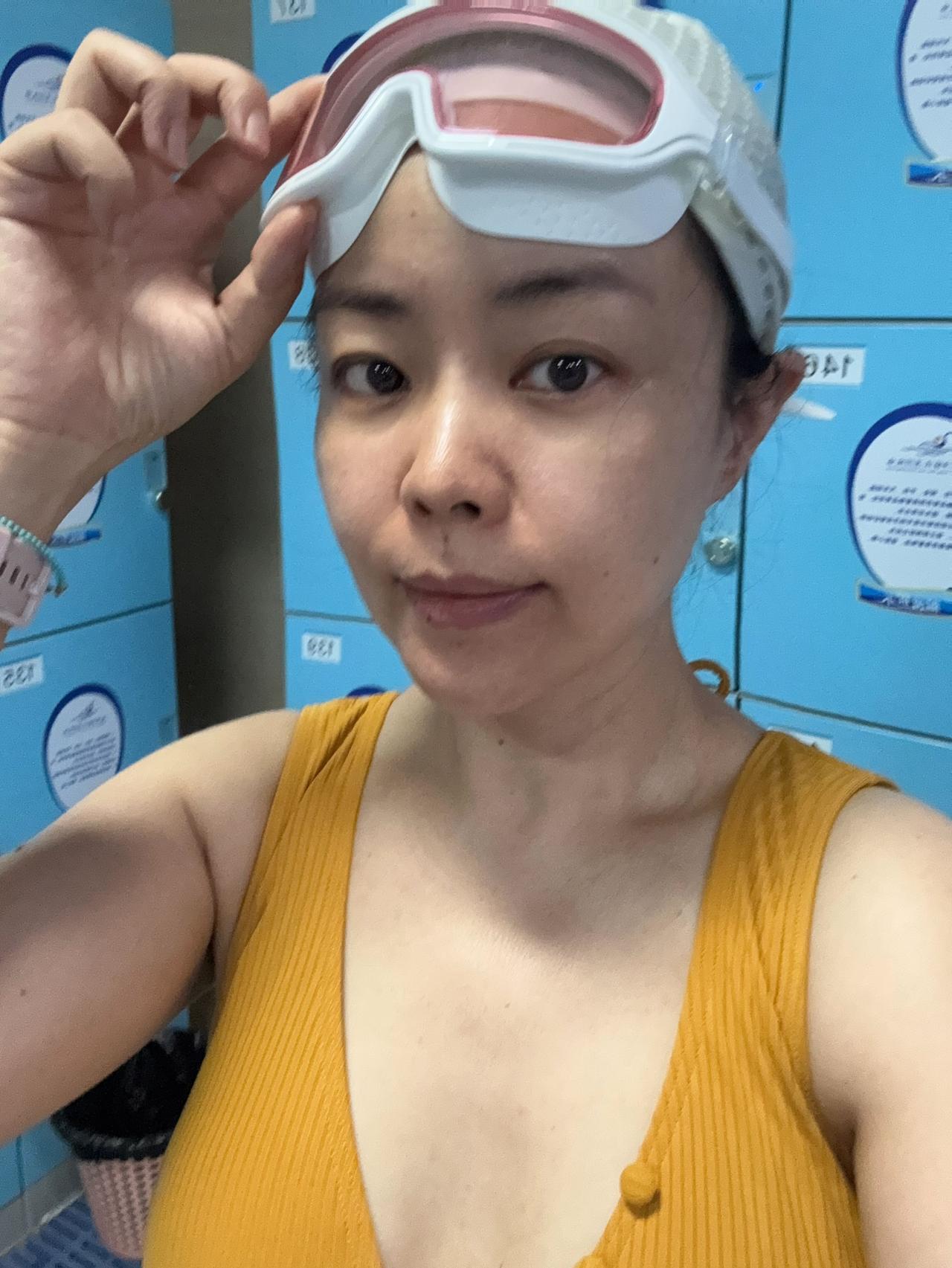 今天的成都，温度不算高，但湿度巨大。这种天气，就特别想一头扎进水里去。

傍晚吃