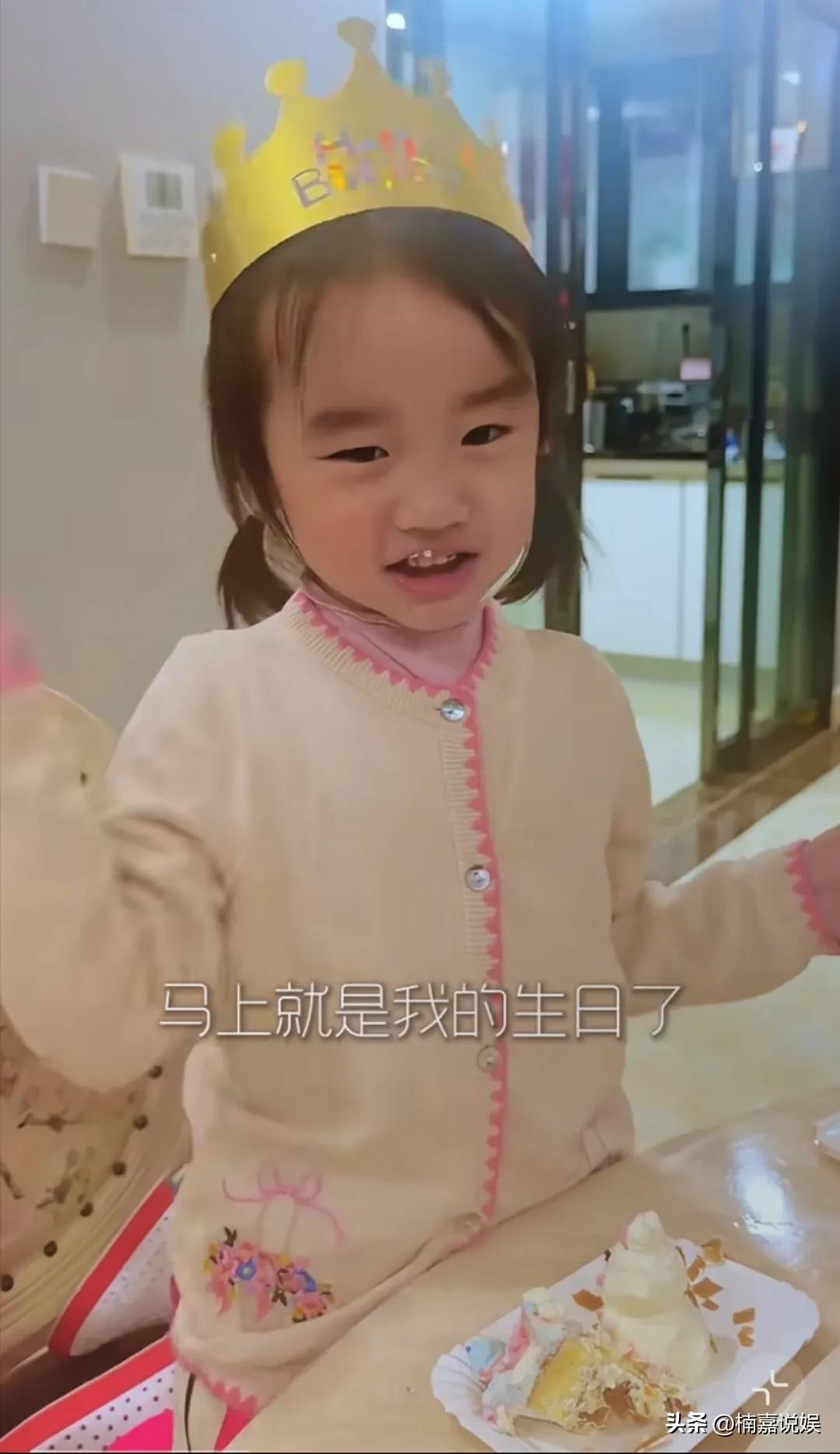 李亚鹏的女儿夏夏4岁生日，海哈金喜晒照片庆祝！
小夏夏的生日，虽然爸爸李亚鹏没到