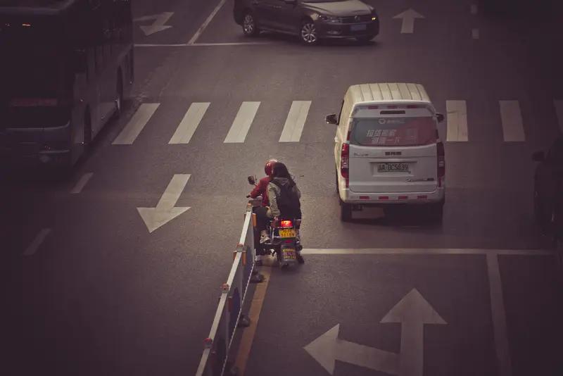 电动自行车交通违法现象有多严重? 电动自行车交通违法现象真的挺严重。这些违法行为