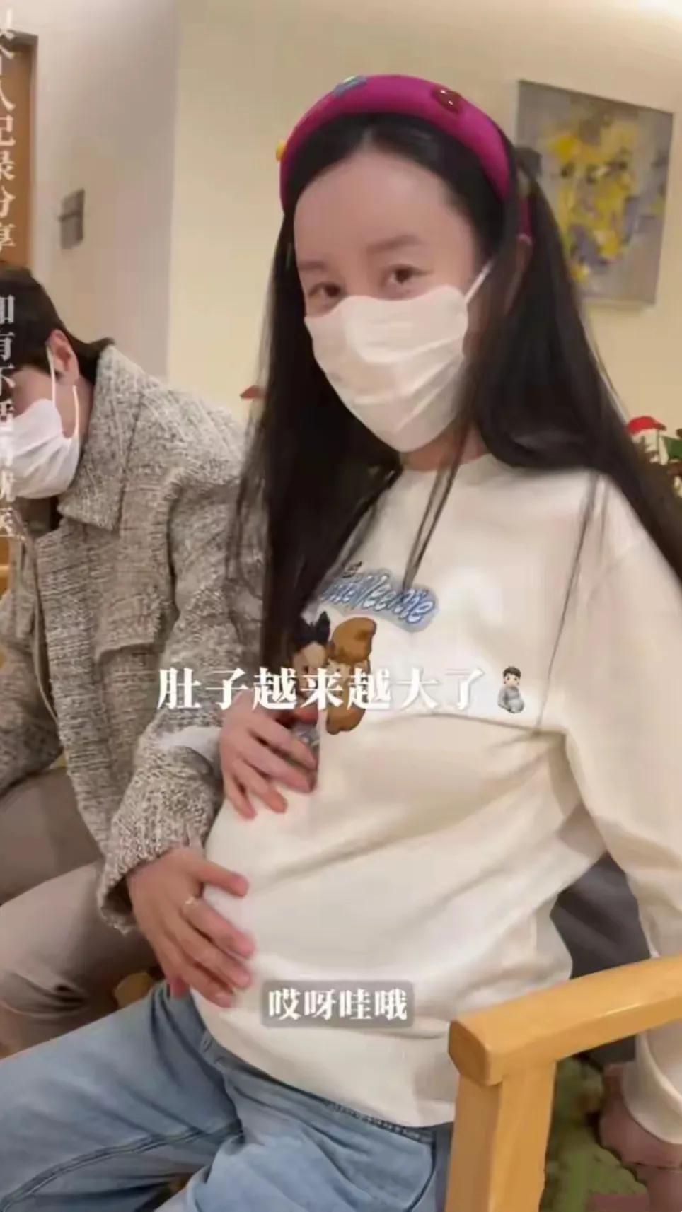 甜蜜陪伴！女星张檬透露自己怀孕30周，孩子在子宫内呈臀位，且由于是珍贵儿，她考虑