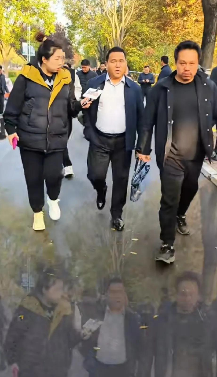 这个男人看着都不好惹，可惜了也没有保护好家人的平安。