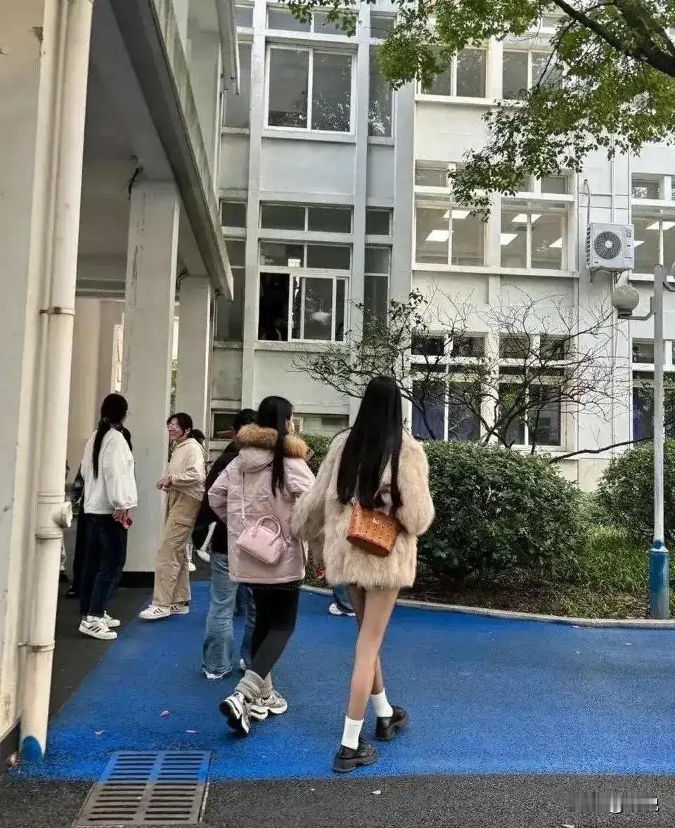 明明高个子的女生更好看，男人却更愿意娶矮个子的女生[奸笑]