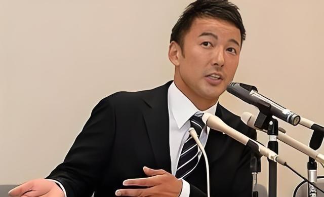 日本国会现场突发震撼一幕，彻底打破了右翼政客们的嚣张气焰！平日里动辄叫嚣“对华强