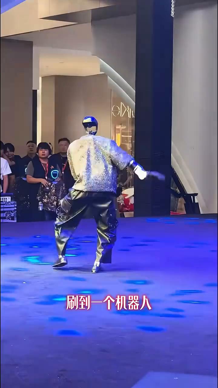 迟早有一天要被这群机器人笑死了。
刷到一个机器人，本来在优雅的跳舞，机器人现在就