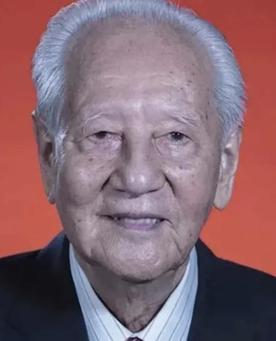 向伟人致敬❗️
黄旭华老先生被誉为