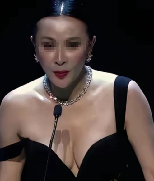 有件事让人颇为费解：女性胸部属于隐私部位，陌生人既不能随意观看，更不能触碰，按理
