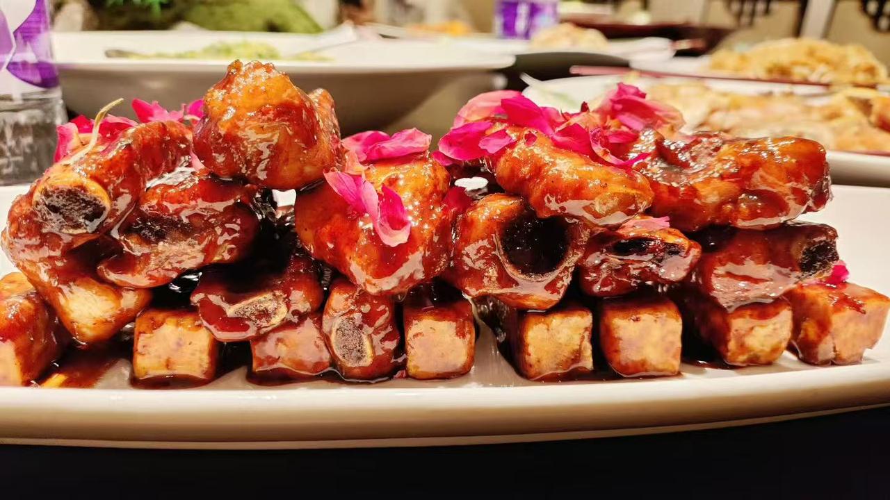 红烧排骨香满盘，花间美馔醉人心，好有食欲。