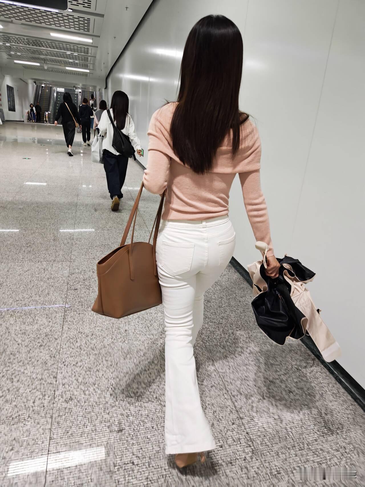 找女朋友要找年龄大的，女大三抱金砖！而且不要再叫女朋友宝宝了！
因为但凡是你经常