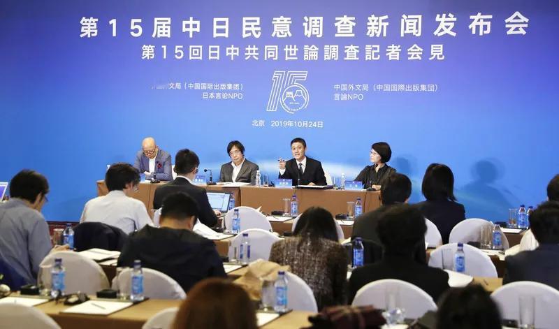 早上好、周末愉快；人工智能、是算法构造的结晶、技术迭代超越；算力精致、探索技术前