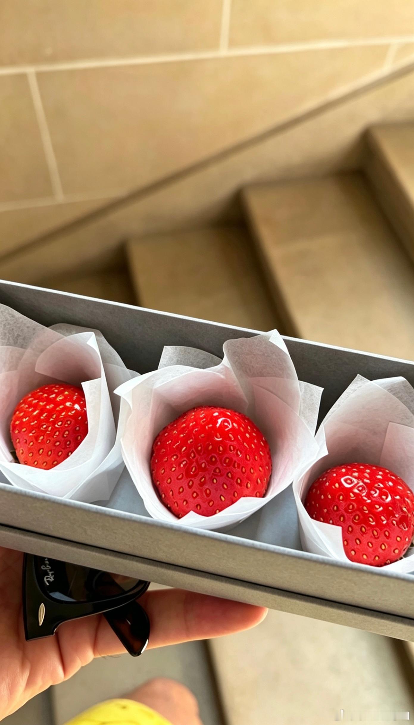 她老公还给软妹子买了草莓🍓给软妹子大秀完给软妹子吃的草莓🍓恩恩爱爱的他们两个
