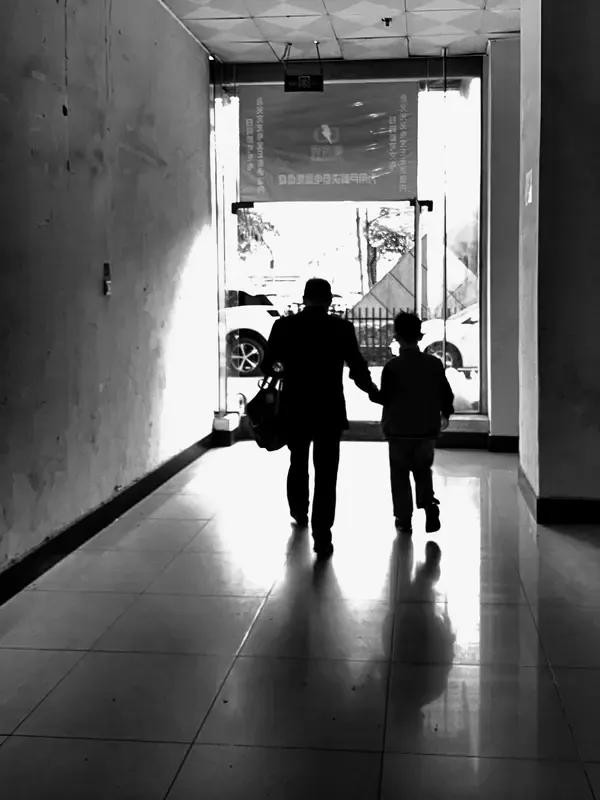 人走茶凉，父母一走，有些人就真成了路人。这道理，是老王在黑龙江那个冷清的家里，花