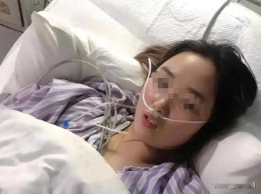 一个瘫痪在床的你女子，七天没解下大便，她爹六十多的人，戴个手套，蹲在床边，一下一