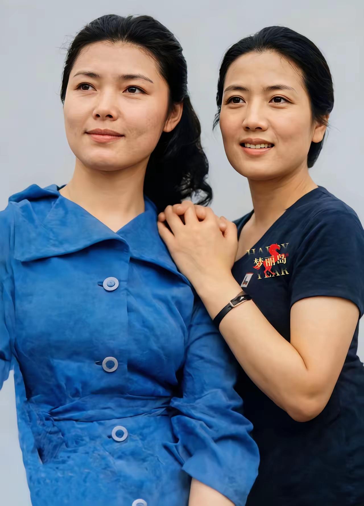 能把这一组老照片上的人物认齐全了，年龄应该不小了吧？
穿白衣服的是斯琴高娃吧？穿