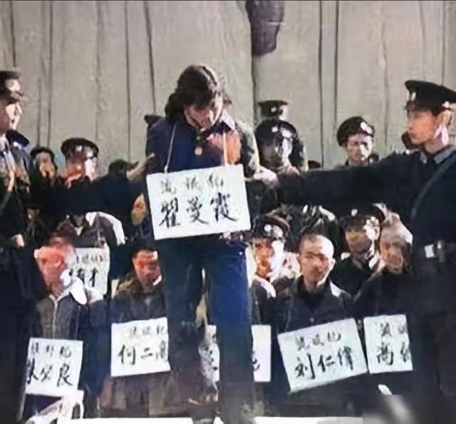 1983年，年仅25岁的“女流氓”翟曼霞被带到了刑场，而当法警举起步枪准备开枪之