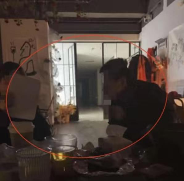 陕西洛阳，男子进了一家酒馆，要了两瓶酒，在喝酒期间，他和女店员有交流。后来酒喝多