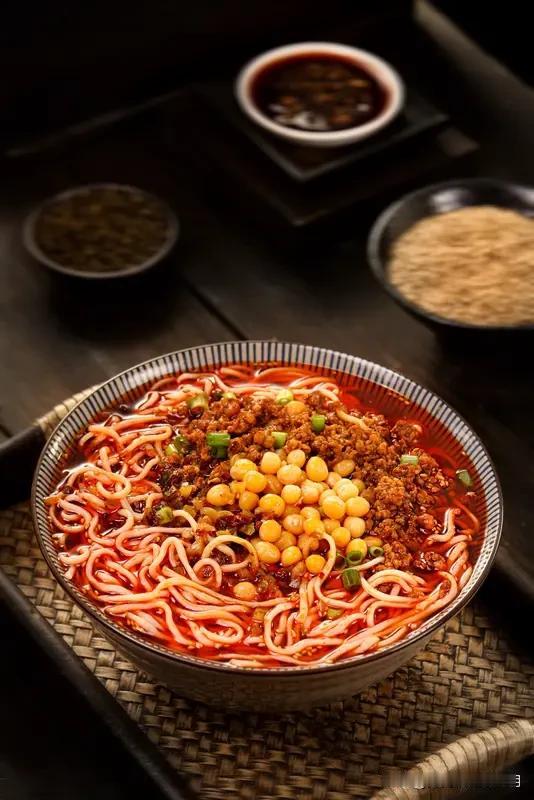 重庆小面就是一碗集麻辣鲜香于一身的烟火“情书”，凌晨红油飘香唤醒城市，碱水面裹着