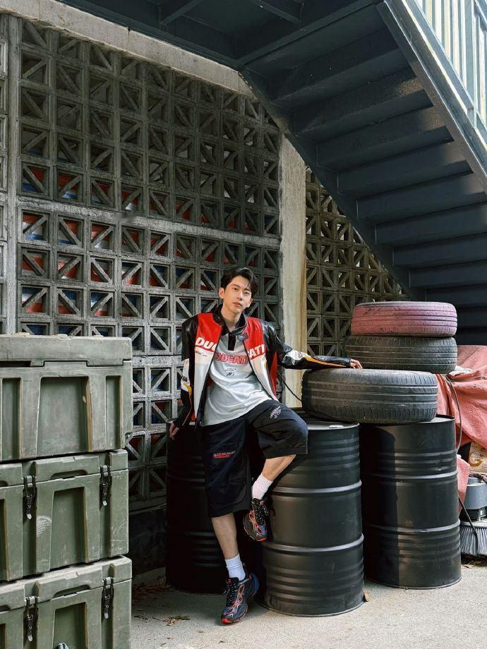 费启鸣 没人能笑着走出理发店 咱费启鸣顶着那“爆炸头”和胡茬，在《双轨》里学车那