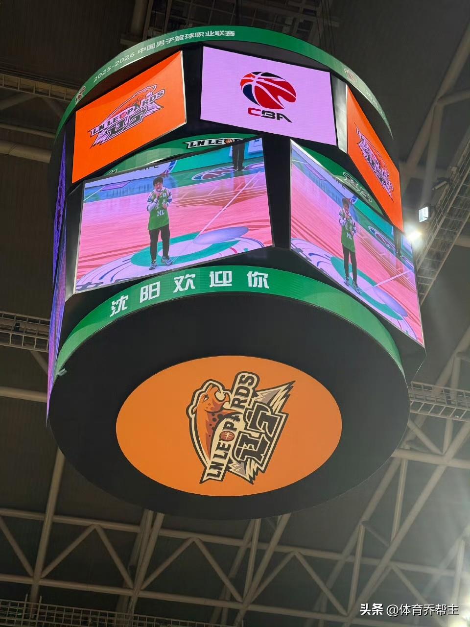 辽篮与广州比赛赛前，辽篮主持人梁佳烁为刚完成手术的郭艾伦送上祝福，希望艾伦早日回