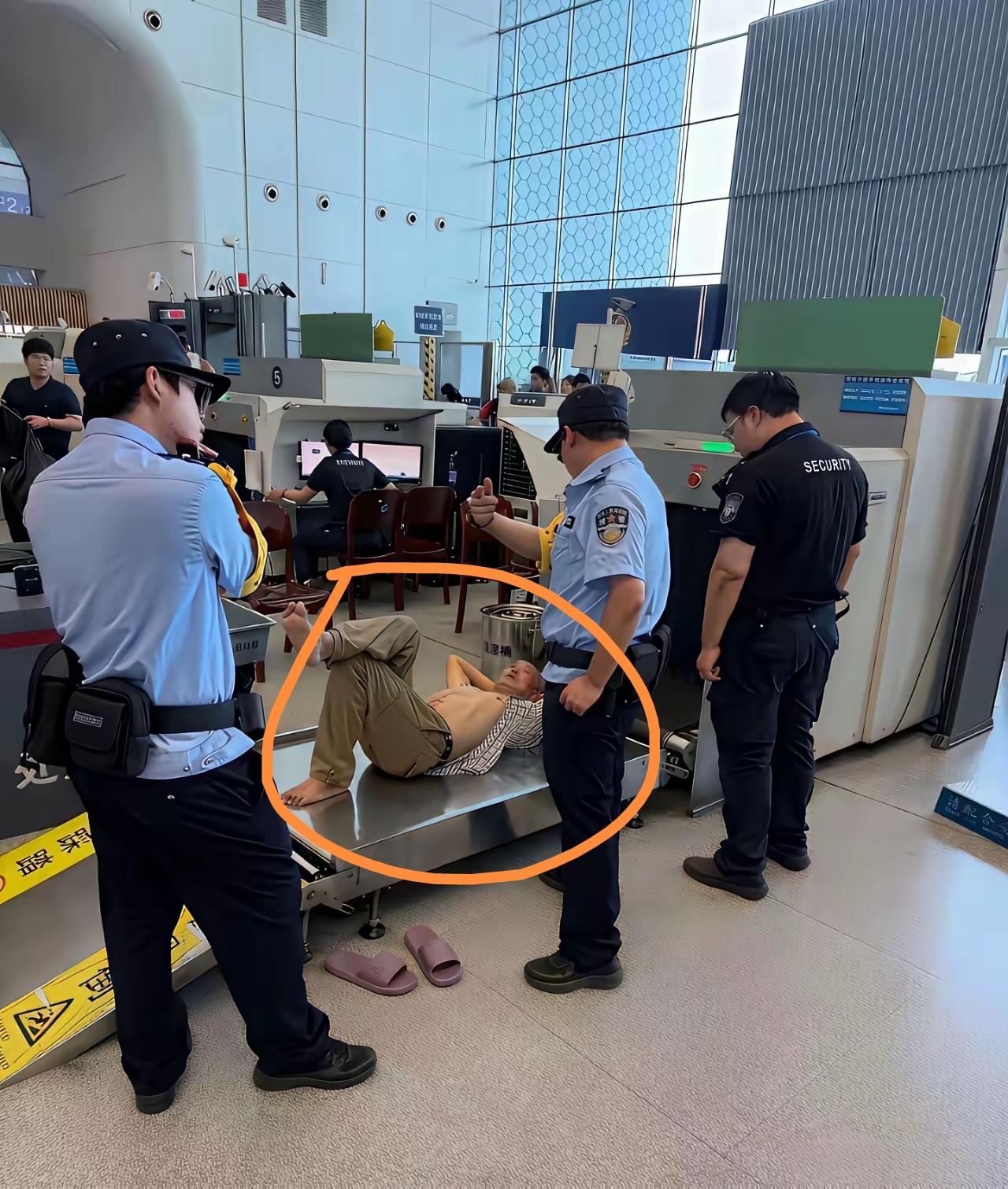大爷的这波操作，想耍无赖也不是这么躺的呀，帽子叔叔都被整无奈了。根据多年的人生经