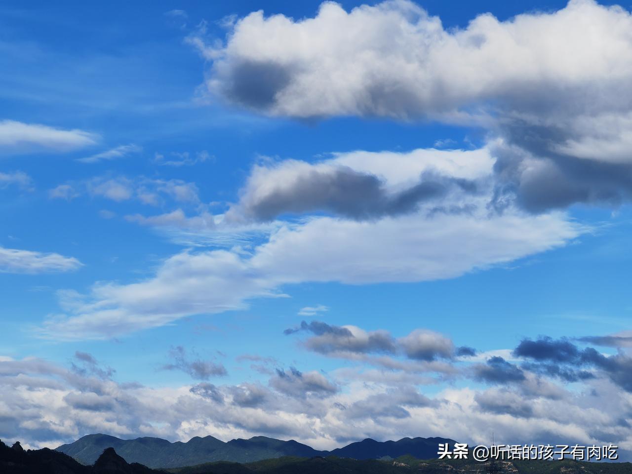 炎炎夏日，骄阳似火，烈日当空，下午四五点也没那么热了，出来的风也很巴适。
难得周
