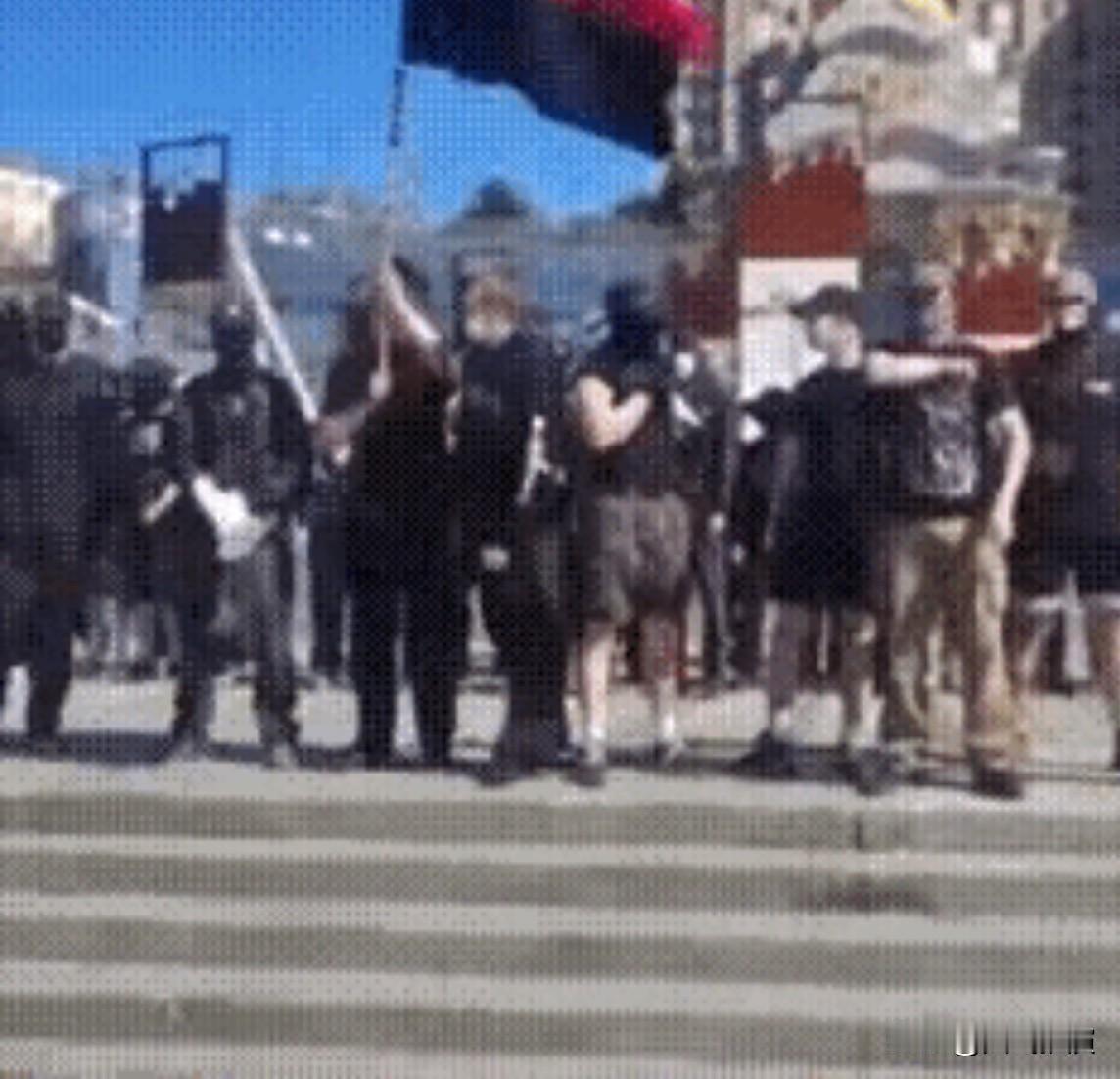 乌克兰首都基辅近期爆发大规模集会游行

这次上街闹事的人员，没有把不满对准别国，