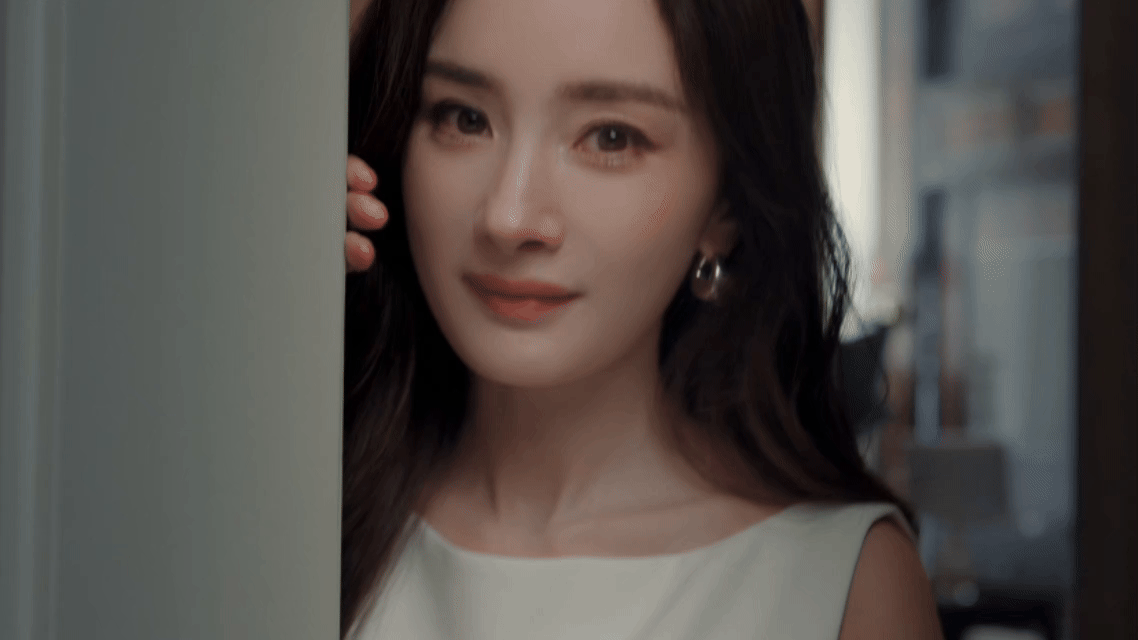 杨幂的这句晚安好梦能听一百遍 杨幂的状态天花板！精致脸蛋配上一头缎光秀发，松弛又