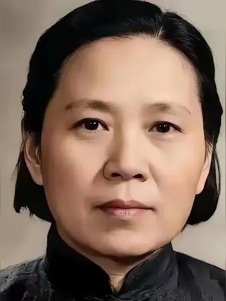 南昌起义会昌血战，陈赓膝盖骨被打碎，倒在死人堆里，17岁的女兵杨庆兰发现了他，二