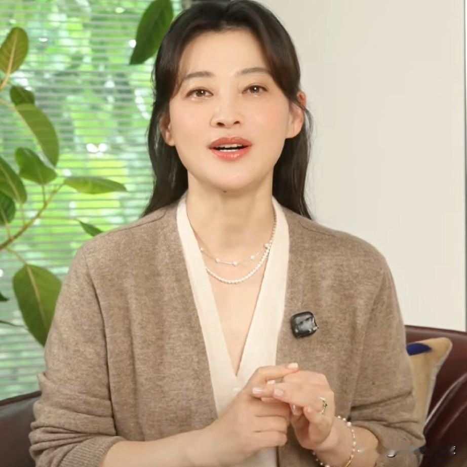 9月4日晚梅婷直播带货，主推9.9元纹眉笔和19.9元面膜，短短几小时便因“太假