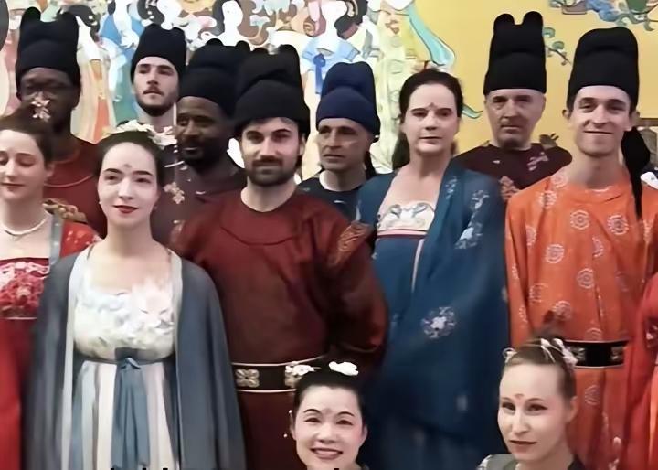 咱们中国人过年图个啥？不就是图个喜庆，图个骨子里的归属感嘛！可你看现在这春晚彩排