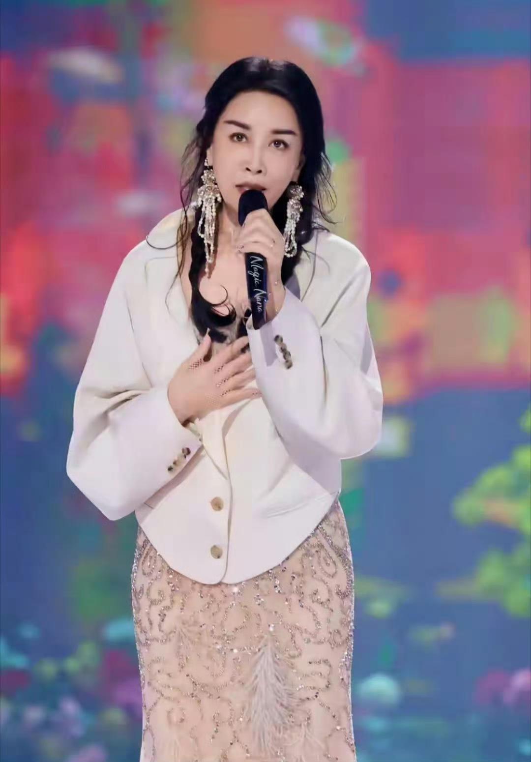 💖 那英又美出新高度！新造型优雅又灵动，这状态我慕了！

蓬松卷发搭配仙气耳饰