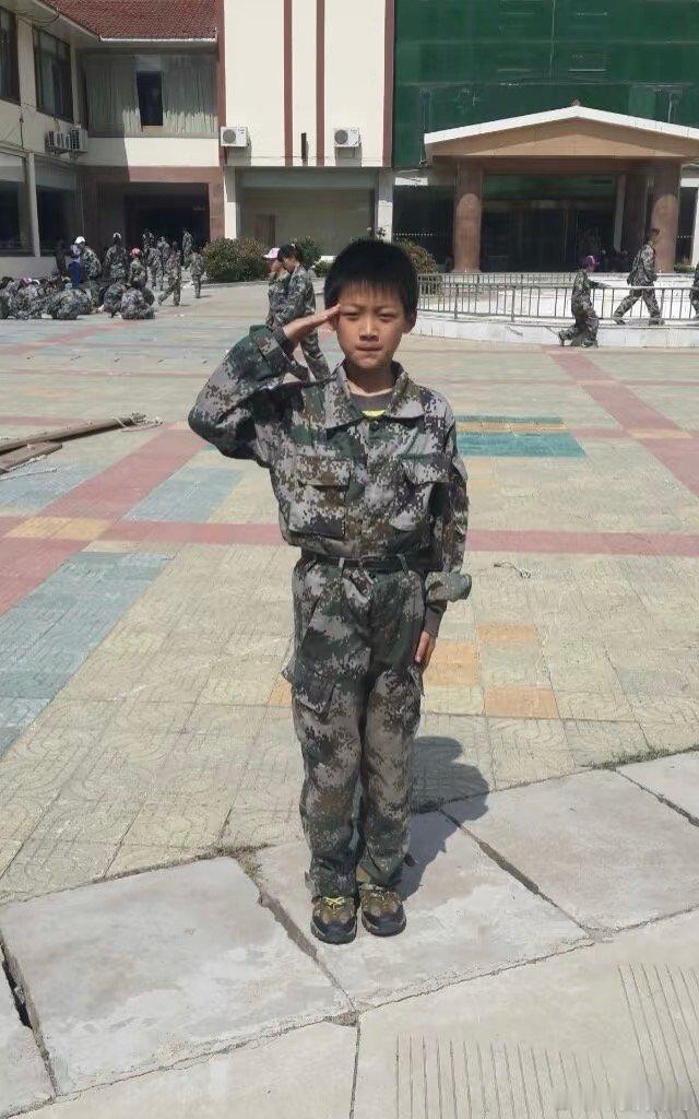 娱乐[超话]梓渝小时候军训照梓渝小时候军训照考古 梓渝小时候都可爱成啥样了 ​​