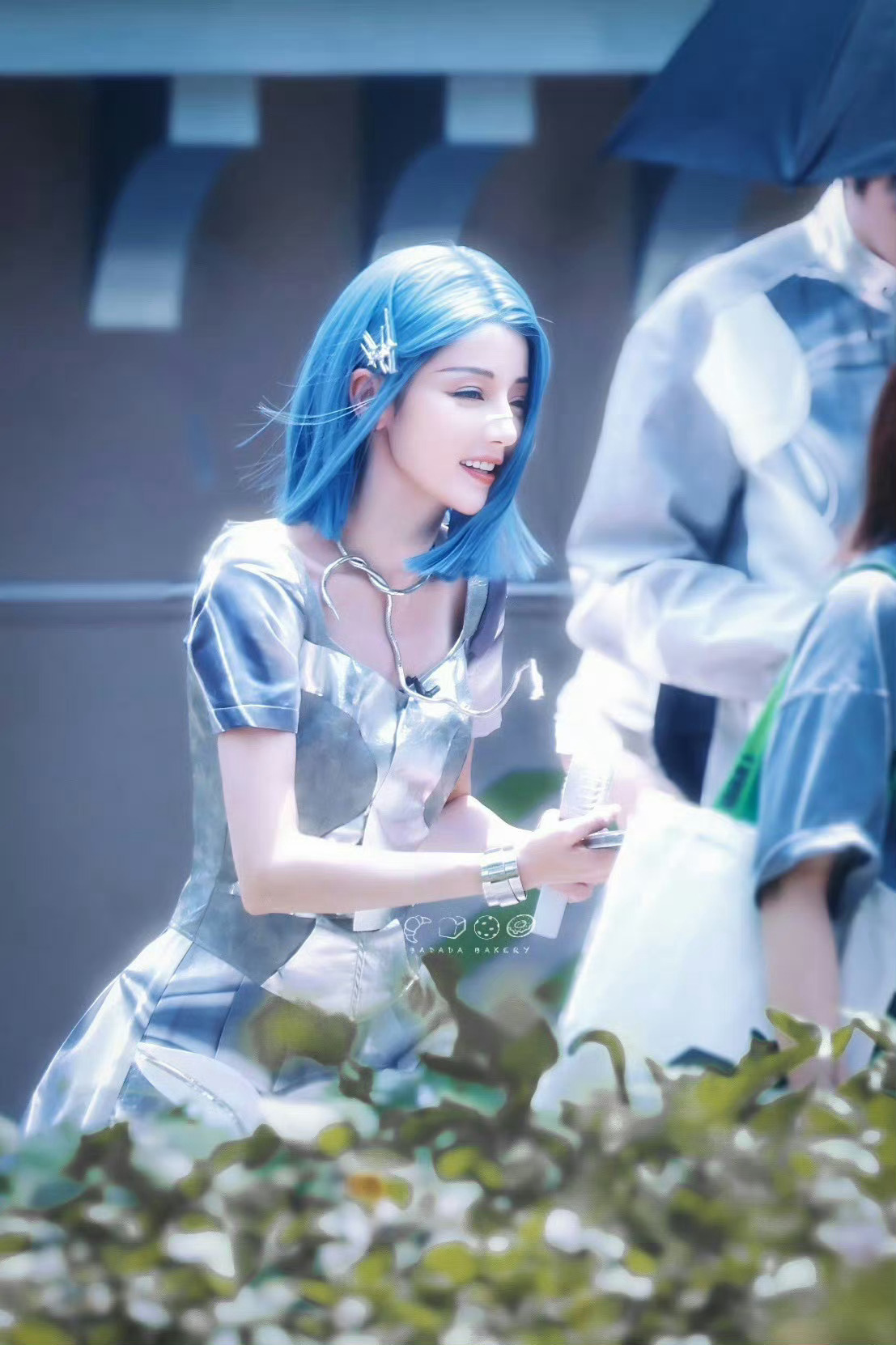 #迪丽热巴唇环# 从此星际文机械姬有了脸[哇]蓝发 唇钉 鼻饰 银色服饰，满足我