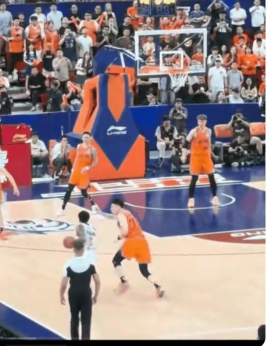 〔cba职业篮球赛决战第二场〕
广厦队外援布朗狂砍50分。这时平局88：88。时