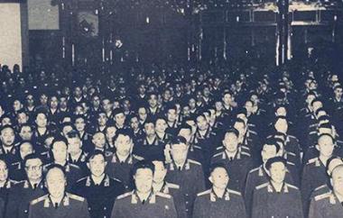 1955年，中南海怀仁堂的授衔仪式现场，当周恩来总理将中将军衔命令状递到曾泽生手